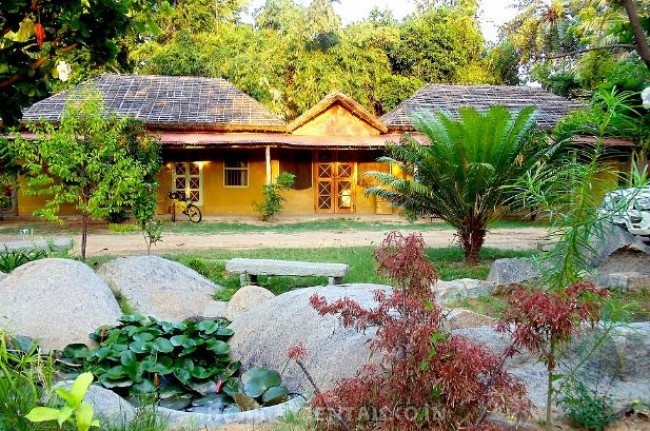 Local Style Cottages, Hampi