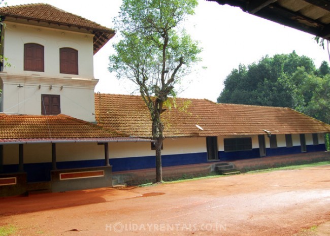 Traditional Illam Stay with Natural pond, Malappuram