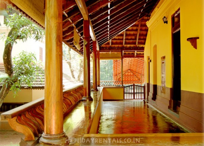 Traditional Illam Stay with Natural pond, Malappuram