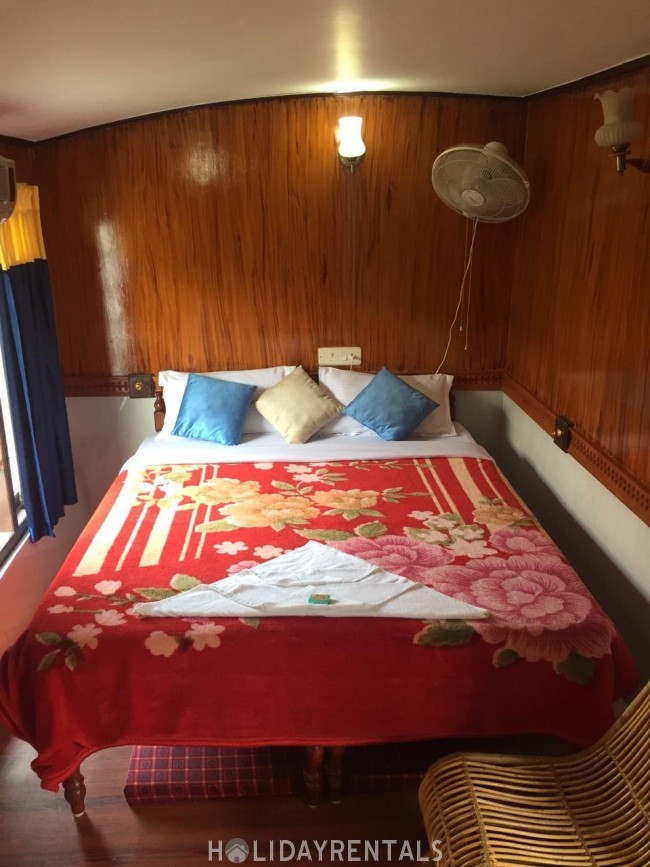 One Bedroom Houseboat, Alleppey