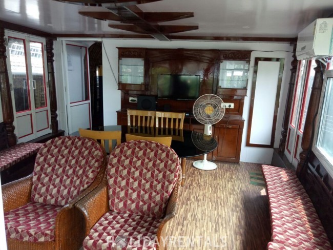 Premium Glass Covered Houseboat, Alleppey